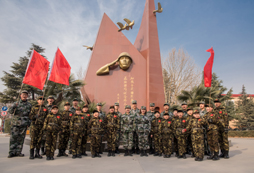我們?cè)诩o(jì)念碑下一起合影