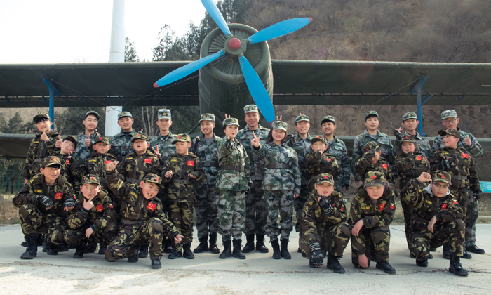  我們和軍機(jī)一起在合影