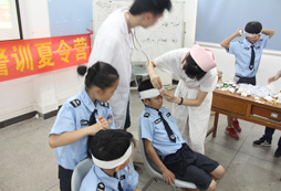 參加廣州青少年警訓夏令營體驗軍營生活