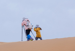 與家長(zhǎng)在沙漠徒步旅行