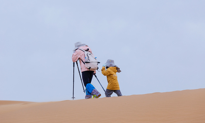 與家長在沙漠徒步旅行