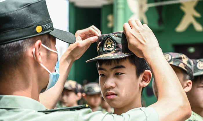 教官給學(xué)員整理軍帽