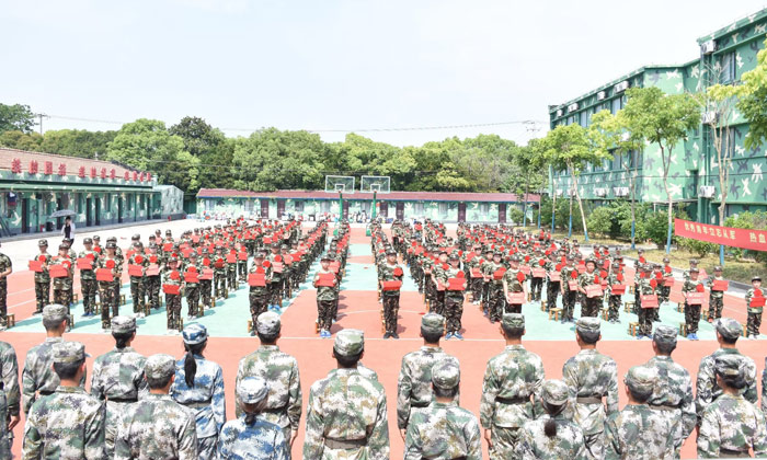 學(xué)員頒證書合照