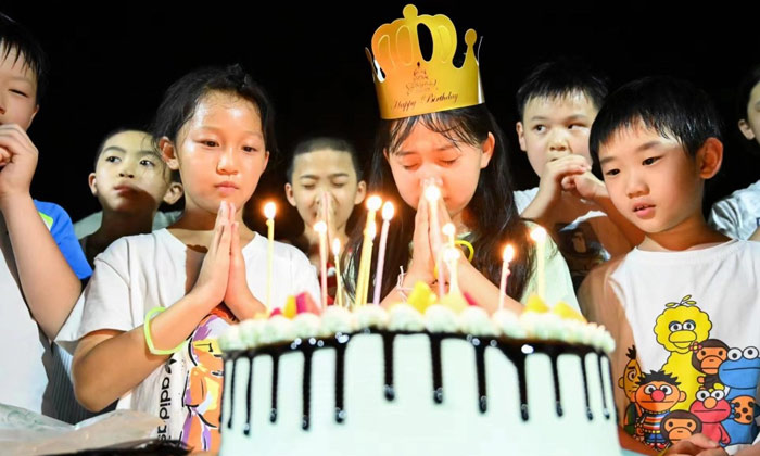 慶祝生日的學(xué)員們