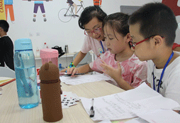 課間同學(xué)相互探討問(wèn)題