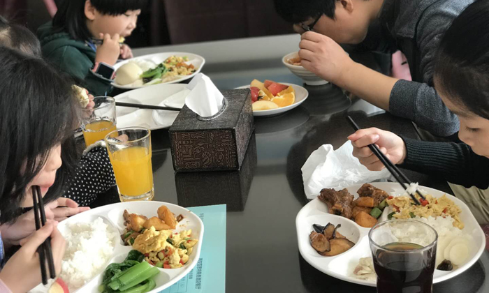 伙食很不錯(cuò)啊