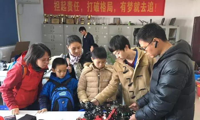 科技夏令營(yíng)讓孩子體驗(yàn)科技魅力