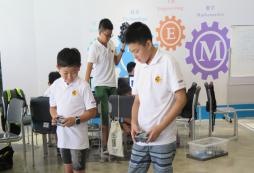 參加科技夏令營(yíng)學(xué)習(xí)先進(jìn)的STEM教育理念