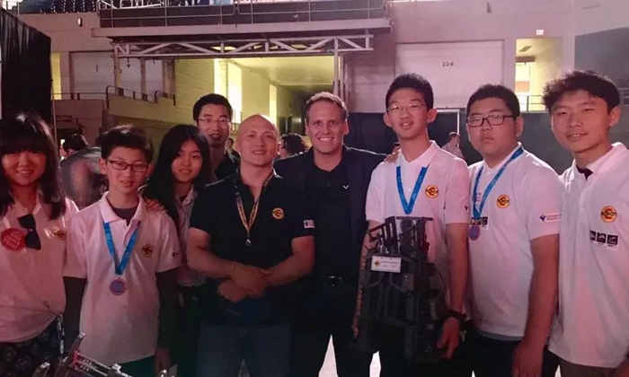 參加科技機器人夏令營學習機器人編程.jpg