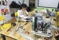 參加科技夏令營課程激發(fā)你的想象！
