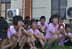 認真聽講的小學員
