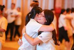 母女擁抱