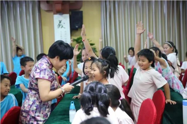 參加孔子禮儀國學(xué)夏令營讓孩子誦讀經(jīng)典