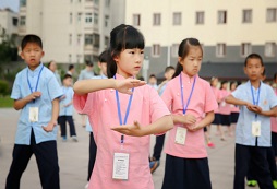 參加孔子禮儀夏令營(yíng)傳承國(guó)學(xué)經(jīng)典