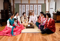 暑期韓國夏令營談?wù)勴n國人為什么會(huì)有脫鞋的習(xí)慣