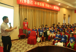 夏令營(yíng)讓孩子論辯演講能力脫穎而出