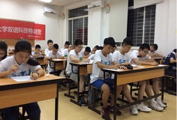 暑期英語口語夏令營的費用是多少？