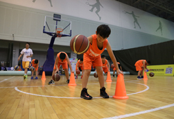 在夏令營結(jié)識一群熱愛籃球的小伙伴
