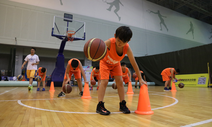 在夏令營結(jié)識一群熱愛籃球的小伙伴