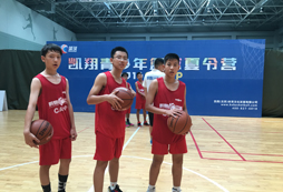三個(gè)籃球小伙伴