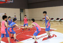 參加兒童籃球夏令營圓孩子的籃球夢！