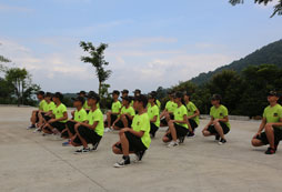 學(xué)習(xí)軍人是如何蹲著的