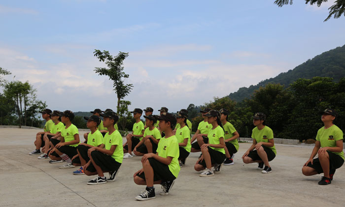 學習軍人是如何蹲著的