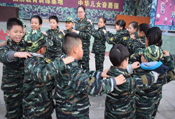 南寧北極星特戰(zhàn)夏令營樹立孩子正確的價值觀