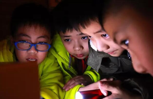 參加樂朗樂讀夏令營(yíng)提高孩子的閱讀能力