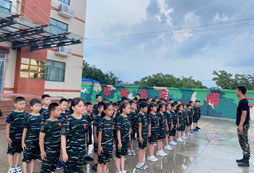 烈火雷霆軍事夏令營針對(duì)我國孩子的特點(diǎn)進(jìn)行訓(xùn)練