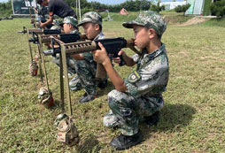 礪劍軍事夏令營(yíng)讓孩子們得到很好鍛煉！