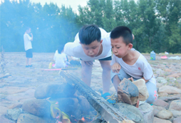 參加麗江小學(xué)生戶外拓展夏令營敢于突破自己