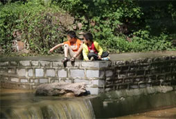 參加麗江中學生研學夏令營鍛煉學子的體魄