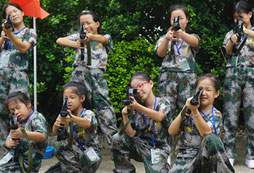參加柳州軍事夏令營塑造堅(jiān)強(qiáng)、剛毅的軍人品質(zhì)