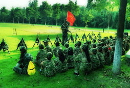 這個(gè)暑假，溧陽(yáng)夏令營(yíng)員你軍人夢(mèng)！