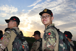 夕陽(yáng)下的合影