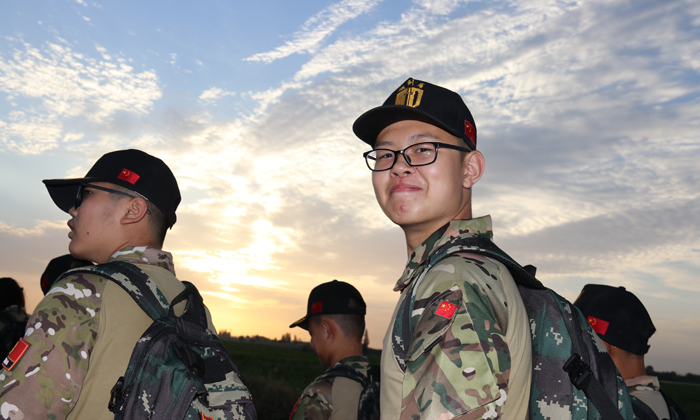夕陽(yáng)下的合影