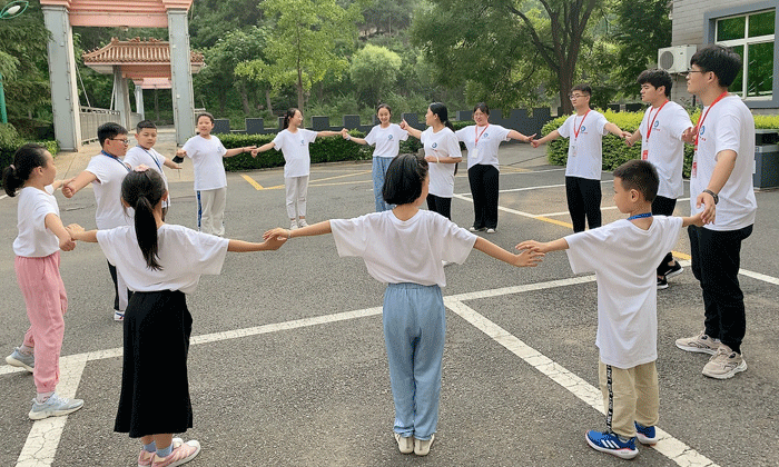 勵(lì)志夏令營為什么如此火爆？.gif