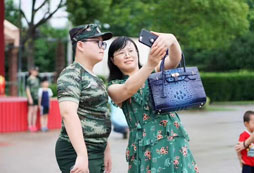 與母親合照
