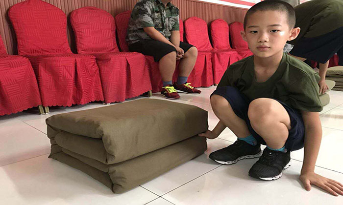 自己學著像軍人一樣疊被子