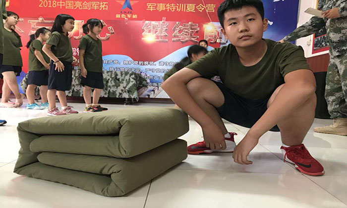 自己學著像軍人一樣疊被子