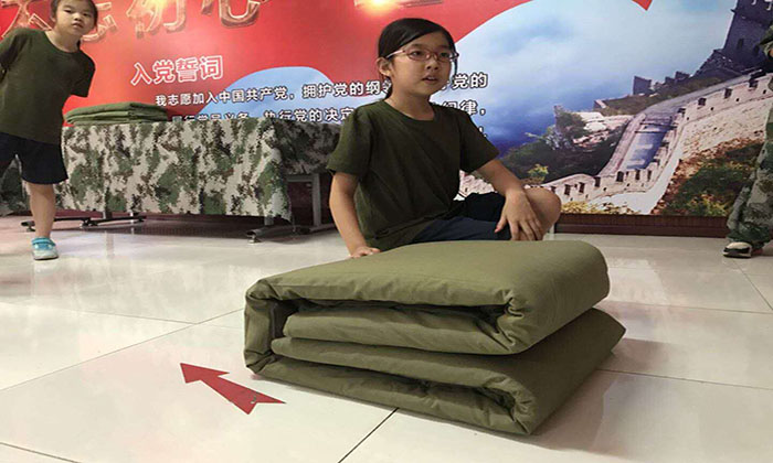 自己學著像軍人一樣疊被子