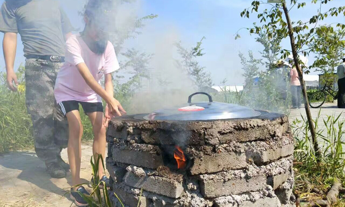參加吃苦成長營與農(nóng)家孩子一起生活