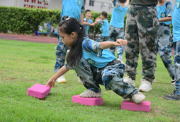 摸石頭過河
