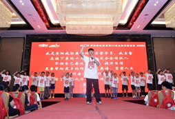 李陽瘋狂英語夏令營正式開營
