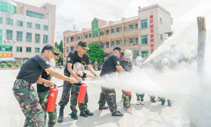 老師指導(dǎo)學(xué)員使用滅火器滅火