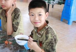 參加黃埔少年軍校特訓(xùn)營(yíng)給孩子一個(gè)特色暑期
