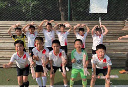 參加蠻拙體育足球夏令營(yíng)提高青少年身體素質(zhì)！