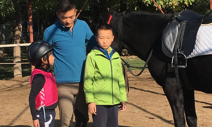 參加馬術(shù)暑假夏令營讓孩子們在拓展中成長