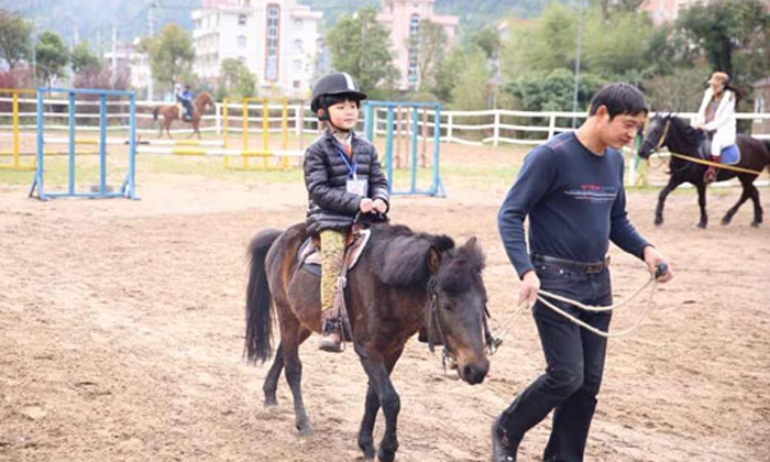 參加青少年馬術(shù)夏令營給你一次不一樣的旅行